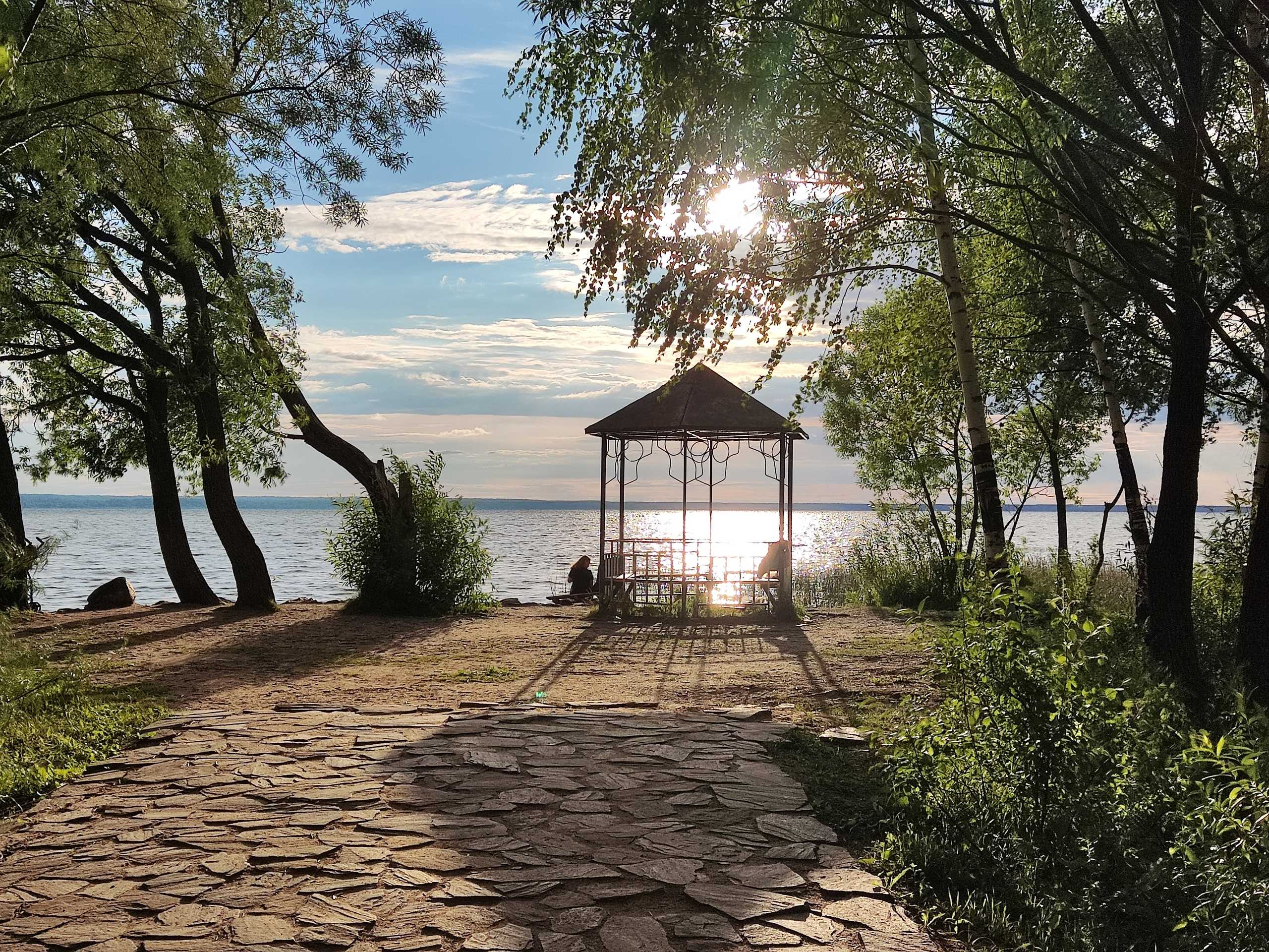 Смотровая площадка на городском пляже — точка маршрута «Город пятидесяти храмов и одного озера»