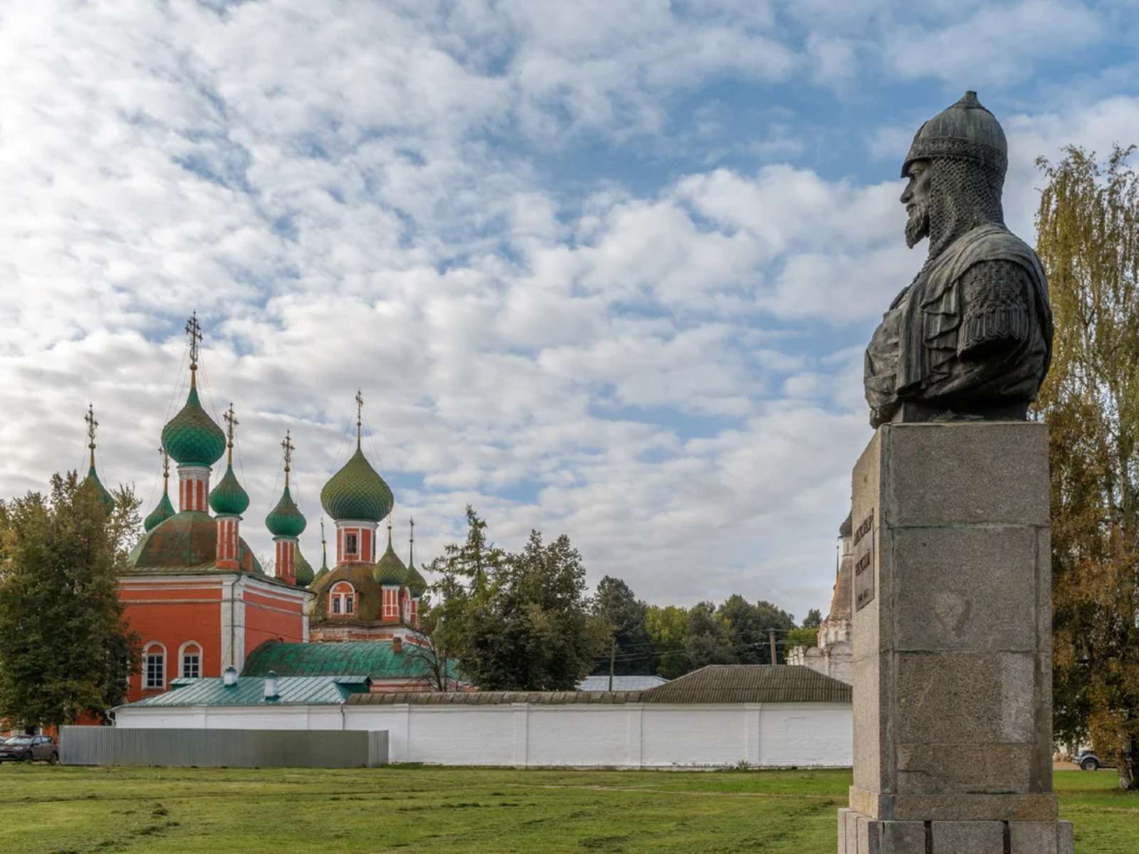 Владимирский собор и церковь Александра Невского — точка маршрута «Город пятидесяти храмов и одного озера»