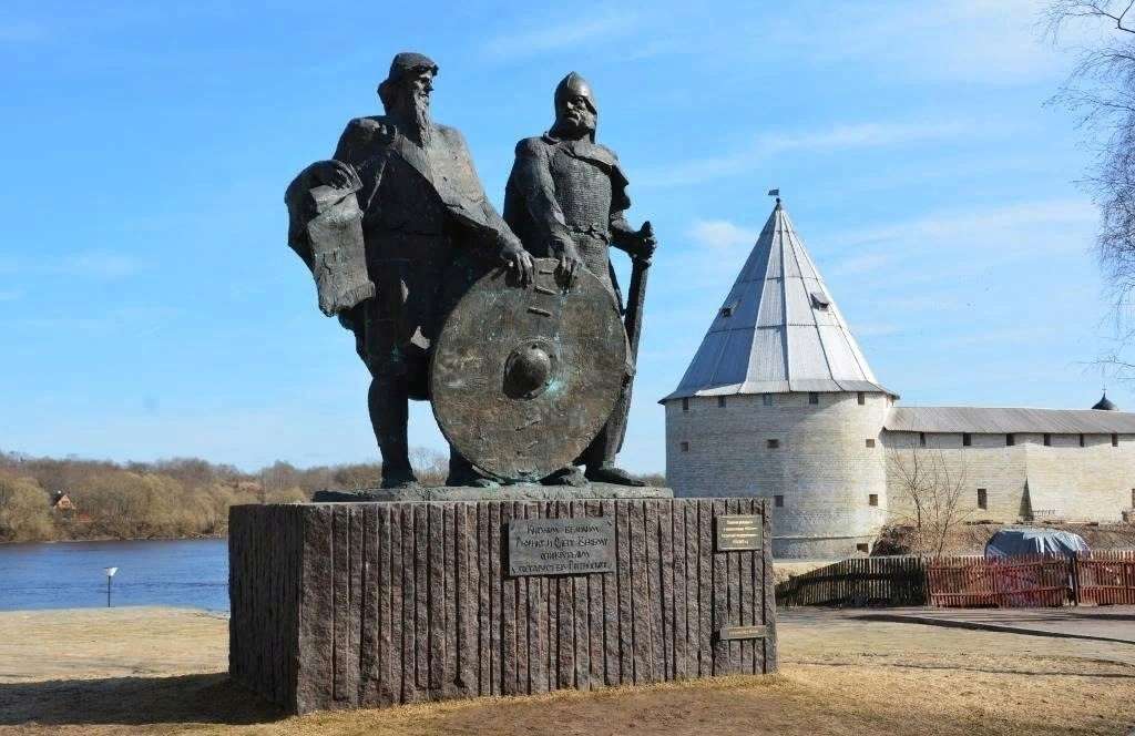Памятник Рюрику и Вещему Олегу — точка маршрута «Старая Ладога: первая столица Руси»