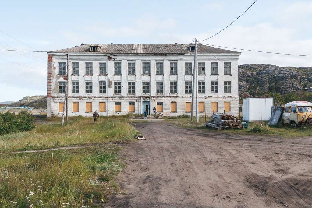 Заброшенная школа — точка маршрута «Териберка: на краю света»