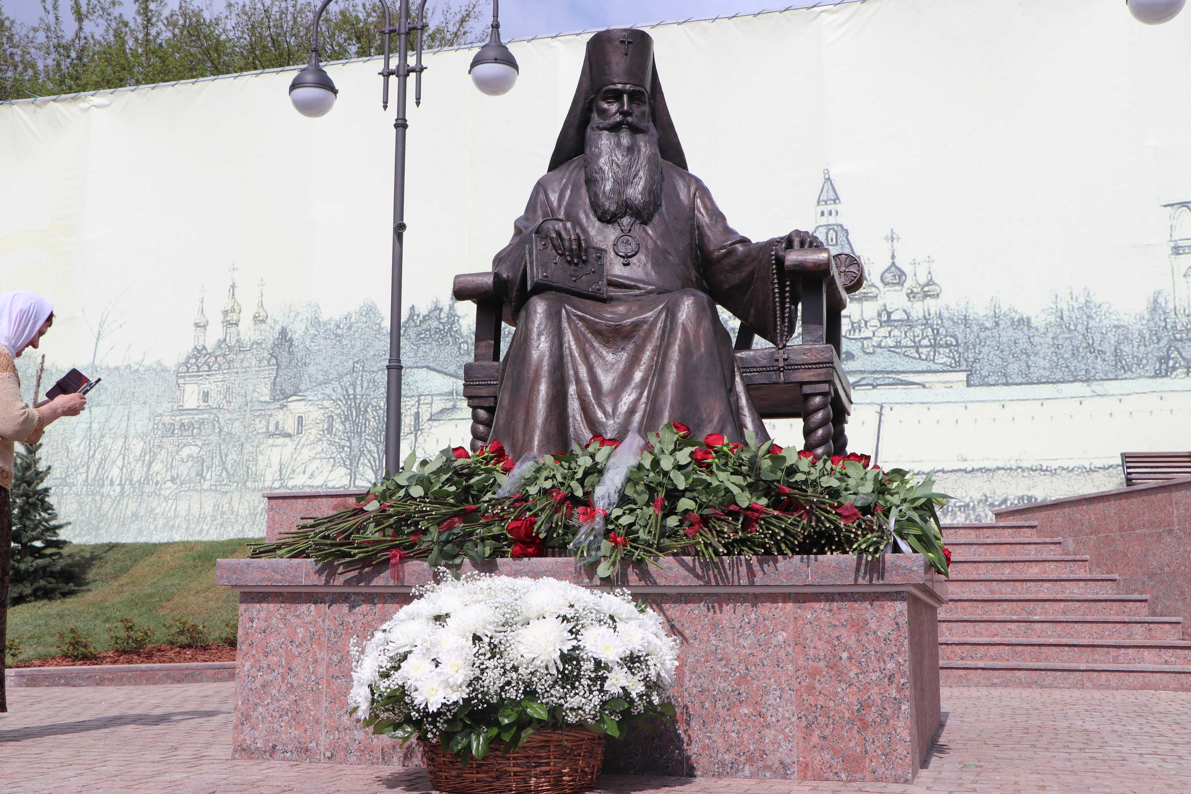 Памятник митрополиту — точка маршрута «Волоколамский кремль»