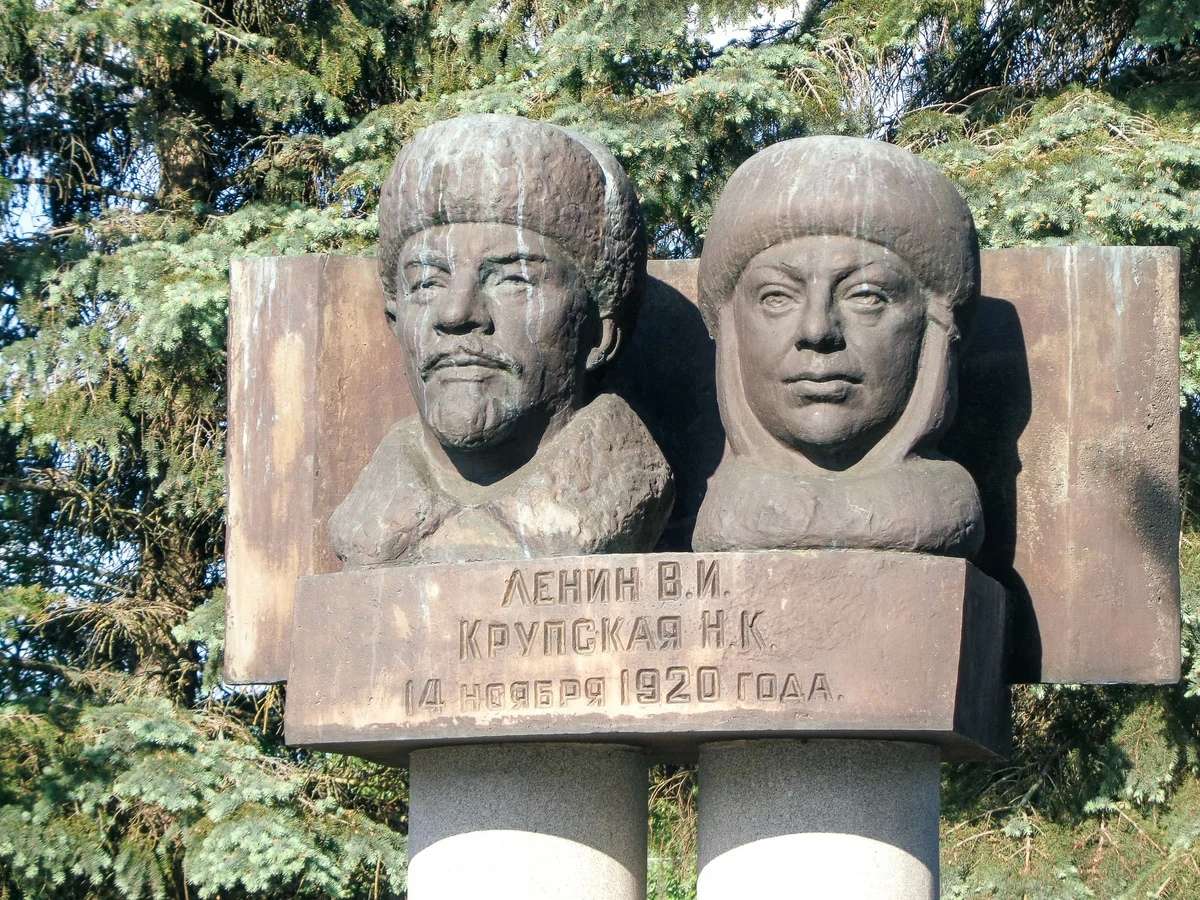 Памятник В.И. Ленину и Н. К. Крупской — точка маршрута «Русский Версаль»